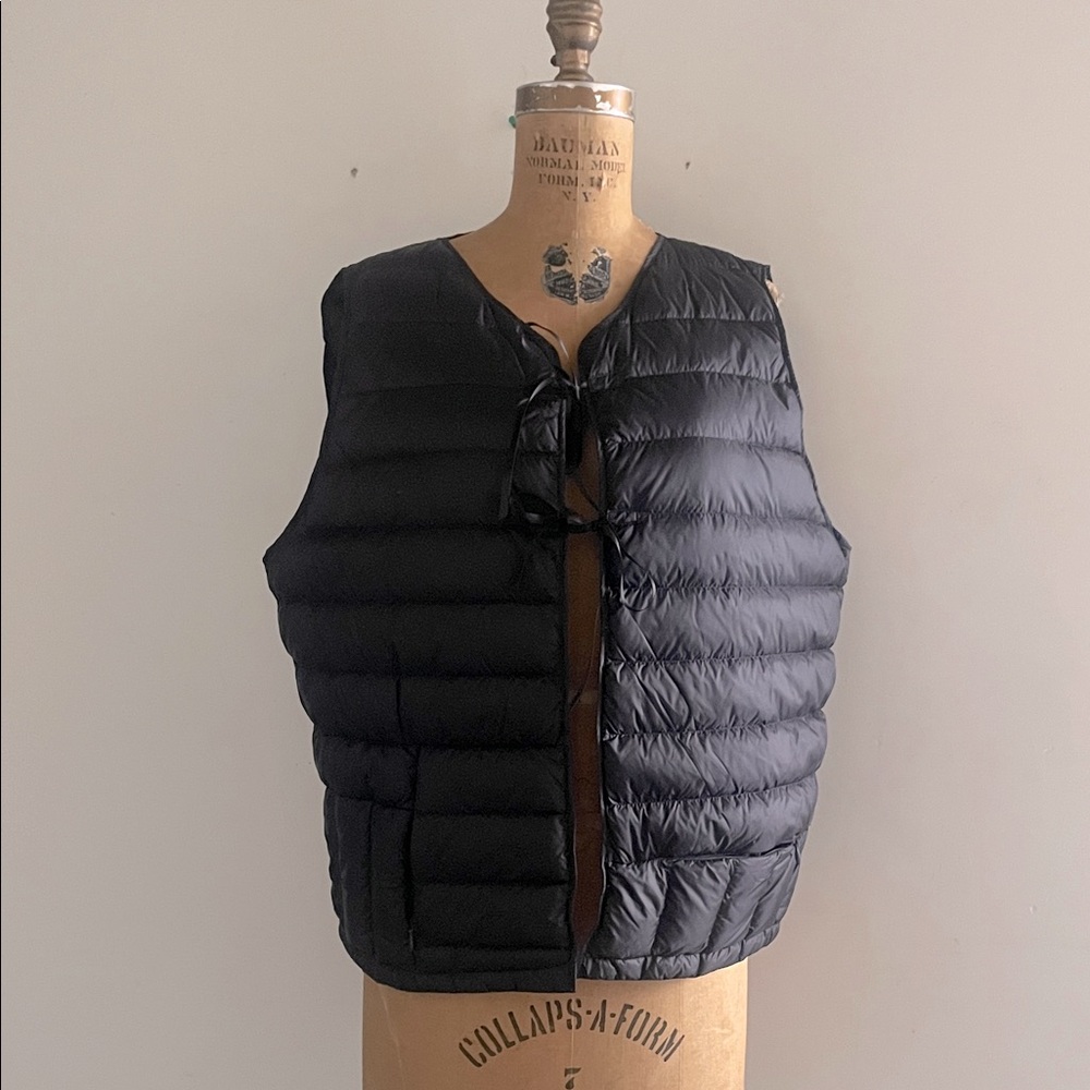 Quince) Black Down Light weight Puffer Vest with Ribbon and Pockets Detail